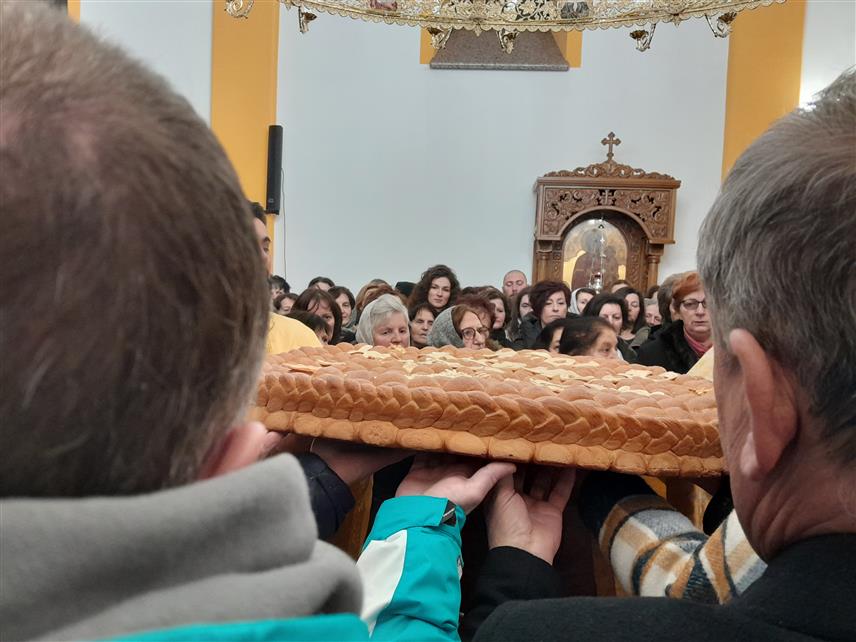 МРКОЊИЋ ГРАД, 7. ЈАНУАРА /СРНА/ - У Храму Рођења Пресвете Богородице у Мркоњић Граду јутрос је служена божићна литургија којој је присуствовао велики број вјерника.