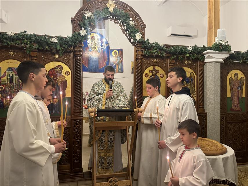 МОСTАР, 7. ЈАНУАРА /СРНА/ - У Старој цркви у Мостару, Цркви Светог Василија у Благају, Цркви Вазнесења Христовог у Бијелом Пољу и манастиру Житомислић служене су поноћне литургије којима је присуствовао велики број вјерника.