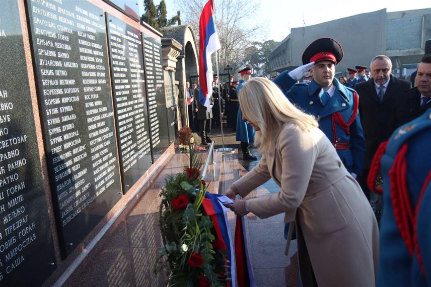 БАЊАЛУКА, 8. ЈАНУАРА /СРНА/ - Поводом обиљежавања 9. јануара - Дана Републике српски члан и предсједавајућа Предсједништва БиХ Жељка Цвијановић положила је вијенац на Споменик палим борцима Војске Републике Српске на гробљу Свети Пантелија у Бањалуци./фото Борислав Здриња/