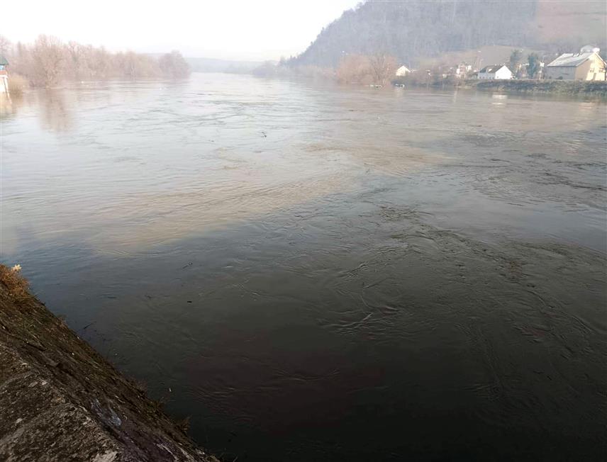 НОВИ ГРАД, 8. ЈАНУАРА /СРНА/ - Водостај ријека Уне и Сане у Новом Граду у порасту је, а од јуче је укључена препумпна станица.