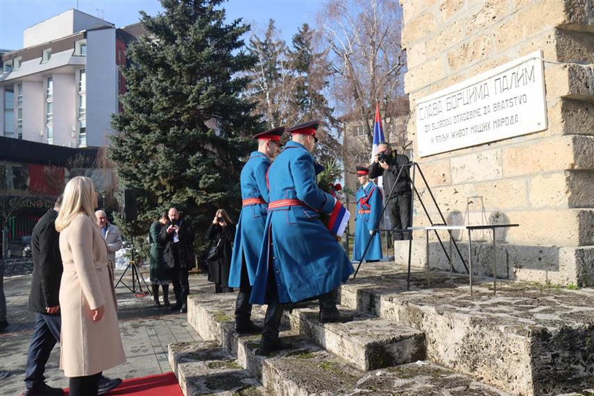 БАЊАЛУКА, 8. ЈАНУАРА /СРНА/ - Званичници Републике Српске и Србије данас су, поводом обиљежавања 9. јануара - Дана Републике, положили вијенац и свијеће на Тргу палих бораца НОР-а у Бањалуци,у име инстутиција Републике Српске, вијенац су положили предсједник Народне скупштине Ненад Стевандић и српски члан и предсједавајућа Предсједништва БиХ Жељка Цвијановић./фото Борислав Здриња/