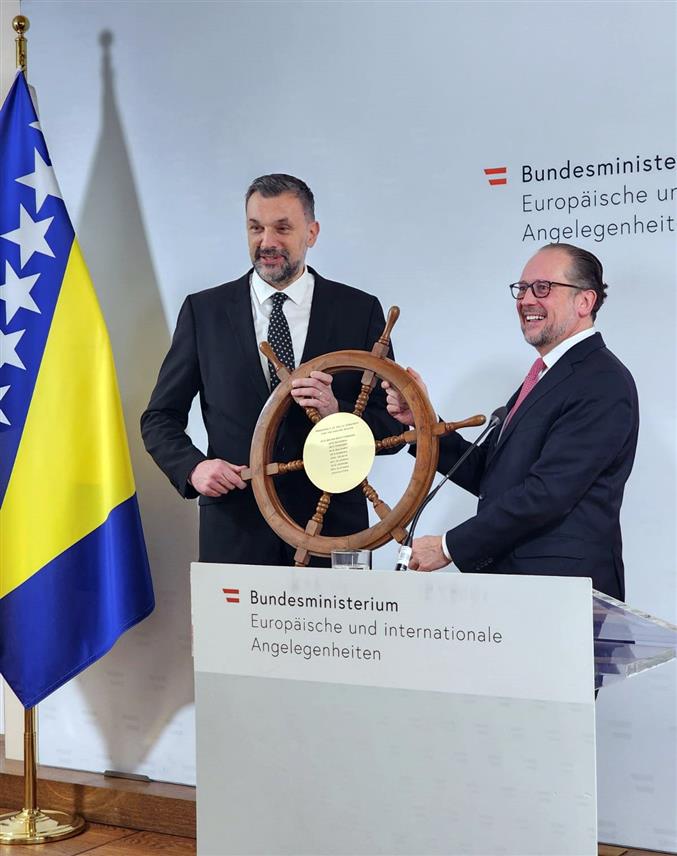 САРАЈЕВО, 8. ЈАНУАРА /СРНА/ - Савезни министар за европске и међународне послове Аустрије Александер Шаленберг предао је министру иностраних послова у Савјету министара Елмедину Конаковићу кормило, симбол Стратегије ЕУ за Дунавску регију.