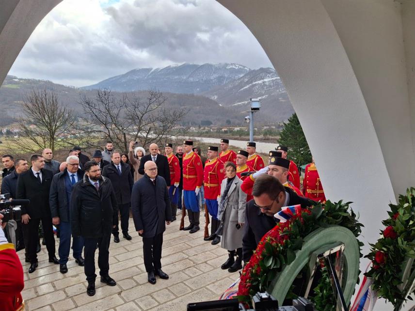 ПОДГОРИЦА, 8. ЈАНУАРА /СРНА/ - Вијенце су данас на споменик јунацима Мојковачке битке положили предсједник Скупштине Црне Горе Андрија Мандић и премијер Србије Милош Вучевић.