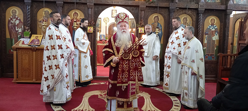 СОКОЛАЦ, 8. ЈАНУАРА /СРНА/ - Његово вископреосвештенство митрополит дабробосански Хризостом је на други дан Божића и празник Сабора Пресвете Богородице служио Свету архијерејску литургију на Сокоцу, одакле је поручио да је Богородица мајка свих крштених у име Христово.