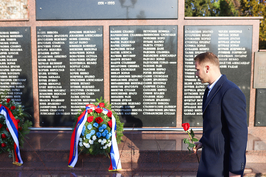 БАЊАЛУКА, 8. ЈАНУАРА /СРНА/ - Градоначелник Бањалуке Драшко Станивуковић, који је положио цвијеће на Споменик погинулим борцима Војске Републике Српске на гробљу Свети Пантелија и тако одао данас почаст херојима протеклог Одбрамбено-отаџбинског рата у име града Бањалука.