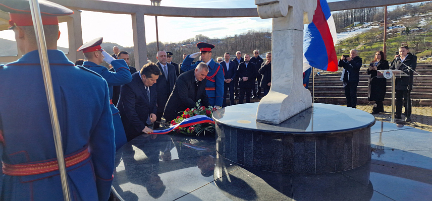 БАЊАЛУКА, 8. ЈАНУАРА /СРНА/ - Представници Републике Српске и Србије данас су, поводом обиљежавања 9. јануара - Дана Републике, положили вијенце код Спомен-костурнице и цвијеће код Спомен-обиљежја 12 беба на Градском гробљу у Бањалуци.
