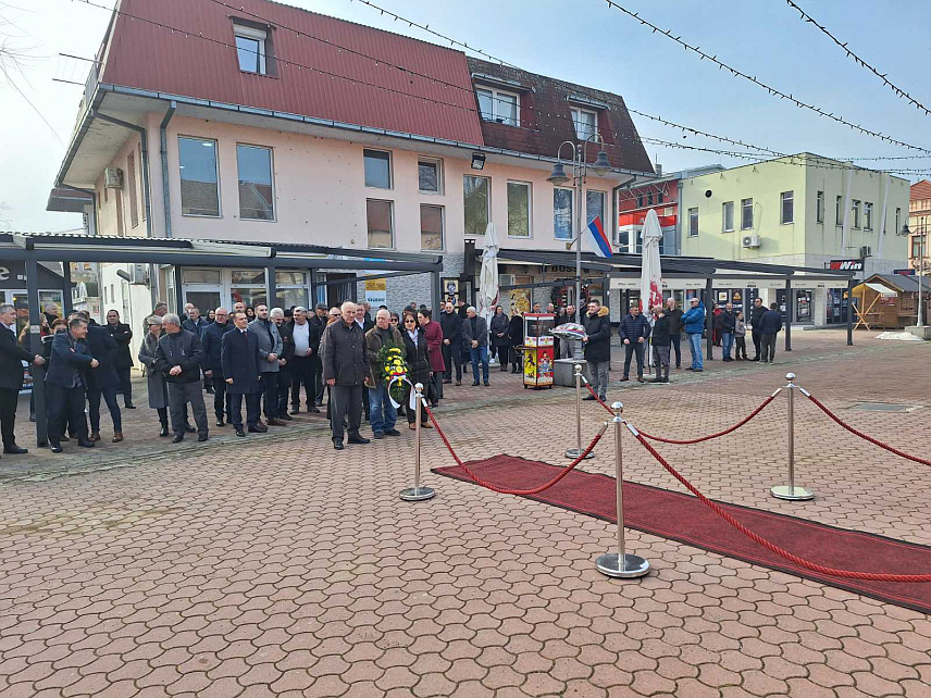 ШАМАЦ, 8. ЈАНУАРА /СРНА/ - Одавање поште на Централном споменику и полагање вијенаца палим борцима у протеклом Одбрамбено-отаџбинском рату у Шамцу.