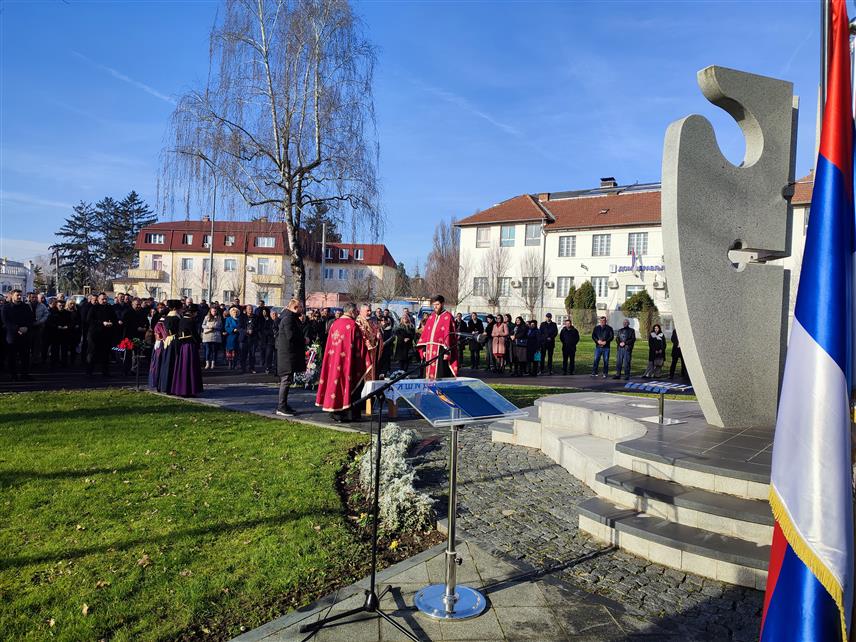ГРАДИШКА, 8. ЈАНУАРА /СРНА/ - Поводом обиљежавања Дана Републике - 9. јануара, служен је парастос и полажени су вијенаци на централно спомен-обиљежје српским борцима погинулим у Одбрамбено-отаџбинском рату.