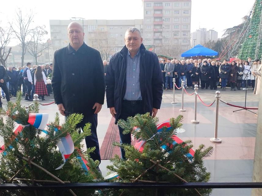 БИЈЕЉИНА, 8. ЈАНУАРА /СРНА/ - Уочи Дана Републике, 9. јануара, у Бијељини је данас одата почаст за хиљаду погинулих бораца Војске Републике Српске са подручја града који су животе уткали у темеље слободне Српске.