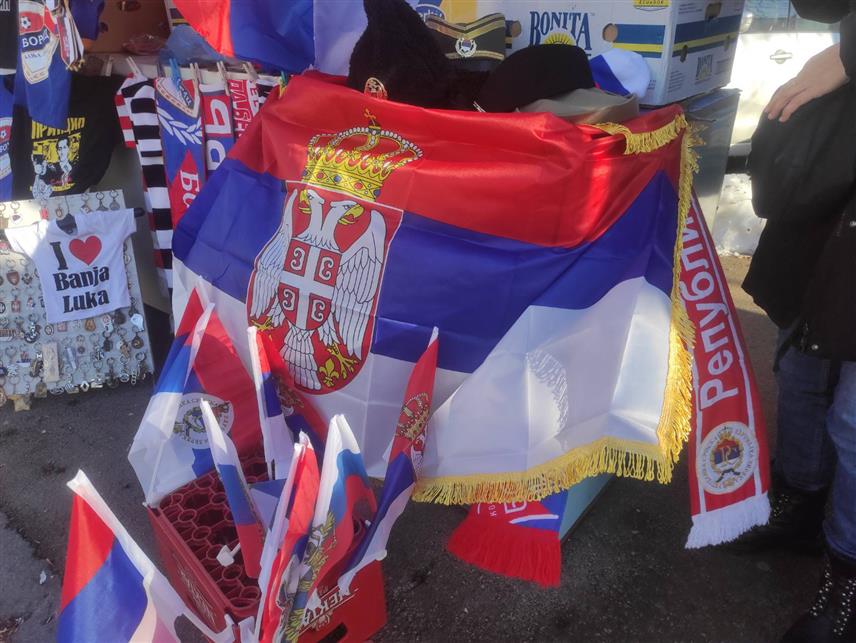 БАЊАЛУКА, 8. ЈАНУАРА /СРНА/ - Улични продавци на главном бањалучком шеталишту посвједочили су за Срну да се ових дана, уочи прославе 9. јануара – Дана Републике, српске тробојке продају као алва.