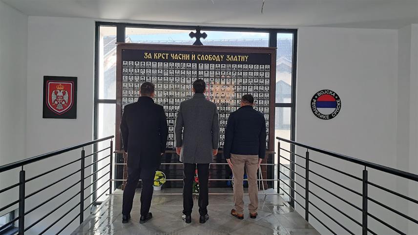 РИБНИК, 8. ЈАНУАРА /СРНА/ - Поводом Дана Републике Српске, представници општине Рибник и Општинске борачке организације положили су вијенце погинулим борцима из ове општине.