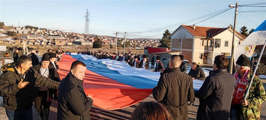 СОКОЛАЦ, 8. ЈАНУАРА /СРНА/ - Застава Републике Српске дуга 200 метара и широка седам развијена је данас у улици према Војничком спомен-гробљу Нови Зејтинлик на Сокоцу, ношена рукама стотинама учесника јединственог програма обиљежавања Дана Републике - 9. јануара и 33 године њеног постојања.