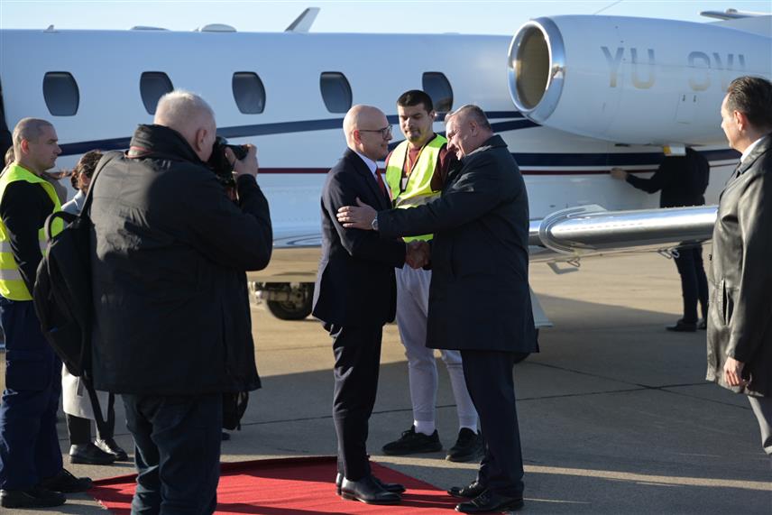 БАЊАЛУКА, 8. ЈАНУАРА /СРНА/ - Предсједник Владе Републике Српске Радован Вишковић дочекао је на Међународном аеродрому Бањалука предсједника Владе Србије Милоша Вучевића, који ће присуствовати обиљежавању Дана Републике.	