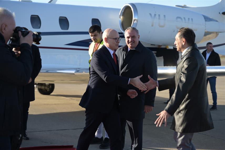 БАЊАЛУКА, 8. ЈАНУАРА /СРНА/ - Потпредсједници и министри Владе Републике Српске дочекали су на Међународном аеродрому Бањалука чланове Владе Србије који ће присуствовати прослави Дана Републике Српске.	