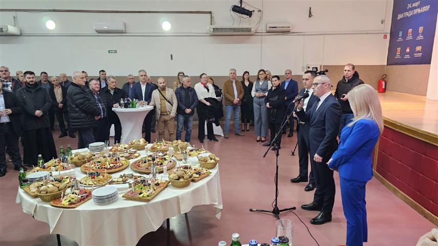 ПРЊАВОР, 8. ЈАНУАРА /СРНА/ - Руководство града Прњавора уприличило је данас у Центру за културу и туризам пријем поводом 9. јануара - Дана Републике Српске.	