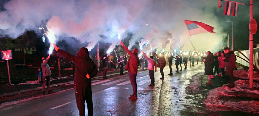 СОКОЛАЦ, 8. ЈАНУАРА /СРНА/ - Застава дужине 200 метара развијена је у улици код "Новог Зејтинлика" гдје је одата почаст погинулим српским борцима који почивају на овом гробљу. Заставу је носило неколико стотина учесника скупа код "Новог Зејтинлика", који су се потом вратили до главне соколачке Улице цара Лазара, гдје су присуствовали бакљади у бојама српске тробојке и ватромету на платоу испред зграде општине, у част Дана Републике Српске.	