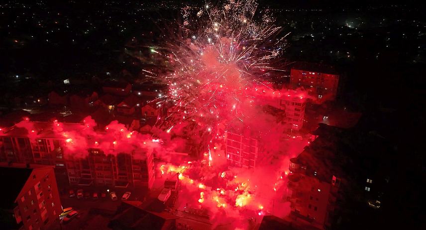 БИЈЕЉИНА, 8. ЈАНУАРА /СРНА/ - Омладина бијељинског насеља Богдановића плац вечерас је поводом Дана Републике Српске, 9. јануара, организовала традиционални ватромет, бакљаду и пригодни перформанс.	