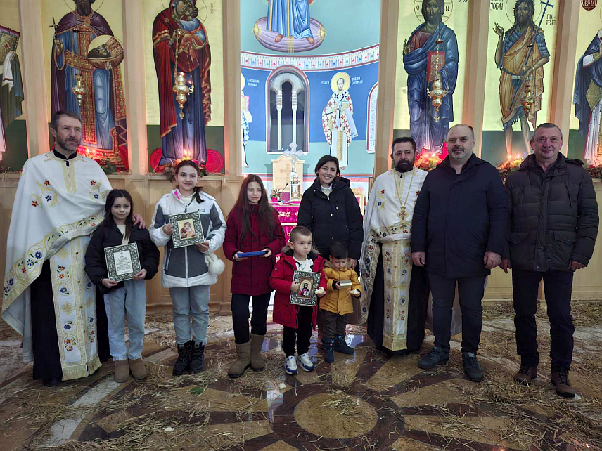 ВИШЕГРАД, 8. ЈАНУАРА /СРНА/ - У храму Светог цара Лазара у Андрићграду одржано је ломљење божићне чеснице, а златник је пронашла Ана Јаковљевић.