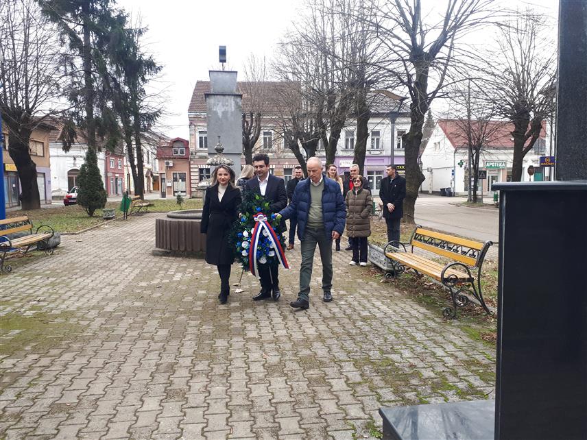 КОСTАЈНИЦА, 9. ЈАНУАРА /СРНА/ - Дан Републике Српске, 9. јануар, обиљежен је данас у Костајници полагањем вијенца на споменик погинулим борцима у Одбрамбено-отаџбинском рату.