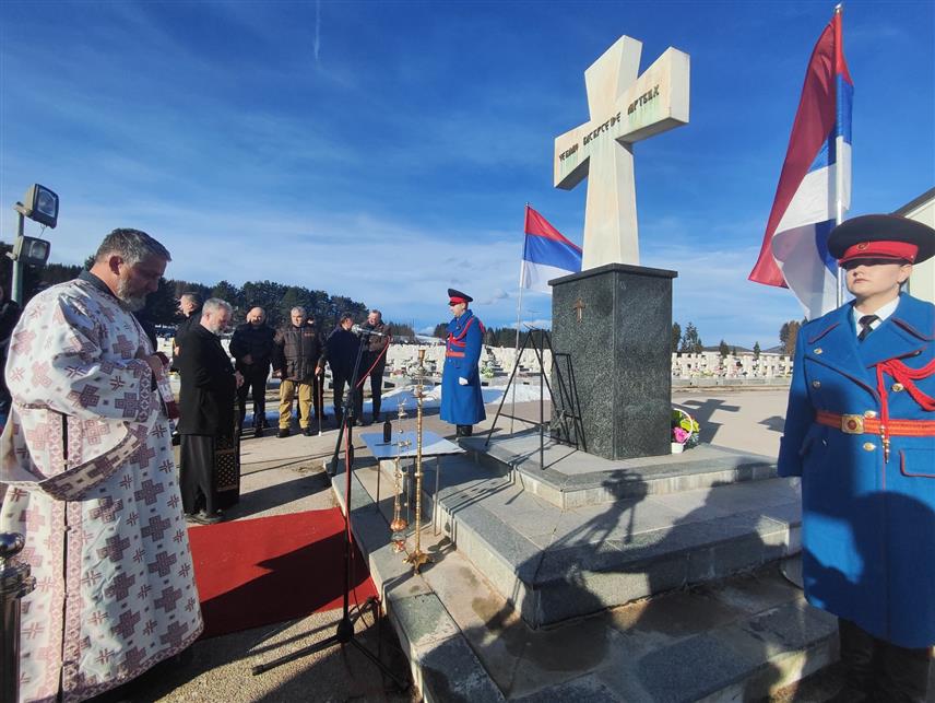 СОКОЛАЦ, 9. ЈАНУАРА /СРНА/ - На Српском војничком спомен-гробљу Нови Зејтинлик на Сокоцу служен је помен за погинуле борце у Одбрамбено-отаџбинском рату, поводом Дана Републике Српске, 9. јануара.