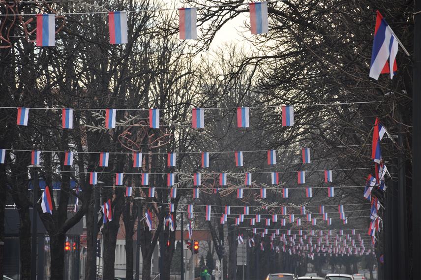 ПРИЈЕДОР, 9. ЈАНУАРА /СРНА/ - Приједор је данас освануо окићен заставама Републике Српске чиме је почело обиљежавање 9. јануара, Дана Републике, у организацији Градске управе.