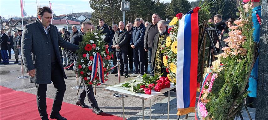 СОКОЛАЦ, 9. ЈАНУАРА /СРНА/ - На Војничком спомен-гробљу Нови Зејтинлик,, служен је помен за погинуле српске борце положени су вијенци и руже на Централни спомен-крст на овом спомен-комплексу.