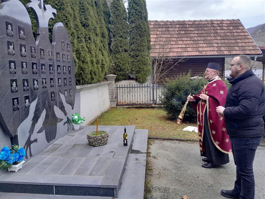 ЈЕЗЕРО, 9. ЈАНУАРА /СРНА/ - У општини Језеро данас је, поводом Дана Републике, 9. јануара, служен парастос за 33 српска борца из овог краја погинула у Одбрамбено-отаџбинском рату.