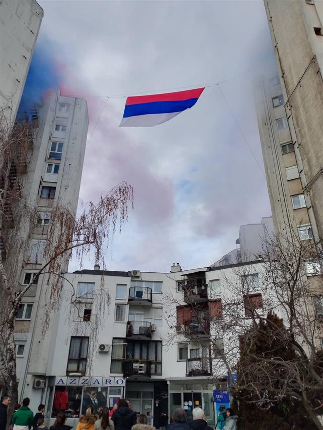 БИЈЕЉИНА, 9. ЈАНУАРА /СРНА/ - Осмометарска српска тробојка завијорила је међу врховима бијељинских солитера као честитка припадника Горске службе спасавања /ГСС/ у Бијељини за Дан Републике - 9. јануар.