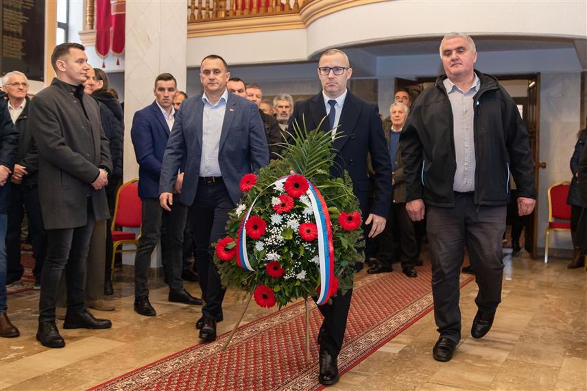 ПРЊАВОР, 9. ЈАНУАРА /СРНА/ - Дан и крсна слава Републике Српске у Прњавору су обиљежени парастосом у Спомен-храму Цара Лазара на Вучијаку и полагањем вијенаца код спомен-плоче са именима 626 бораца из Прњавора погинулих у протеклом Одбрамбено–отаџбинском рату.