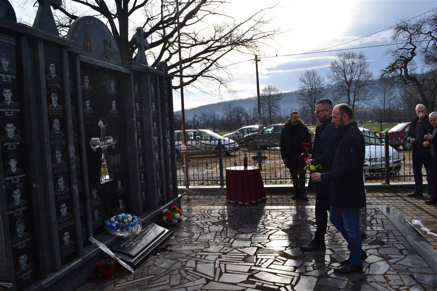 МОДРИЧА, 9. ЈАНУАРА /СРНА/ – Поводом Дана Републике Српске, у Скугрићу код Модриче данас је служен парастос и положено цвијеће на споменик борцима Требавске бригаде и Војне полиције Првог крајишког корпуса, који су дали животе за Републику Српску.