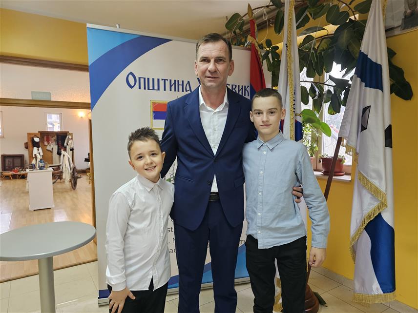 УГЉЕВИК, 9. ЈАНУАРА /СРНА/ - Начелник Угљевика Драган Гајић изјавио је на пријему поводом Дана Републике да је српски народ у миру јунак у очувању Српске.