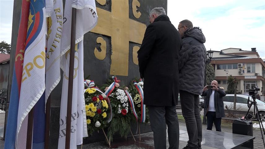 БРЧКО, 9. ЈАНУАРА /СРНА/ - Полагање вијенаца на Споменик српским браниоцима Брчког одржано данас у организацији Удружења ветерана БОРС-а у дистрикту.	