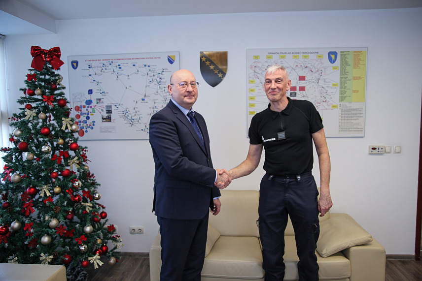 САРАЈЕВО, 9. ЈАНУАРА /СРНА/ - Директор Граничне полиције БиХ Мирко Купрешаковић и Еуфоров специјални савјетник за полицијске агенције Фабрис Грутер разговарали су о стању на граници и активностима Граничне полиције у спречавању незаконитих миграција и других облика прекограничног криминала.	