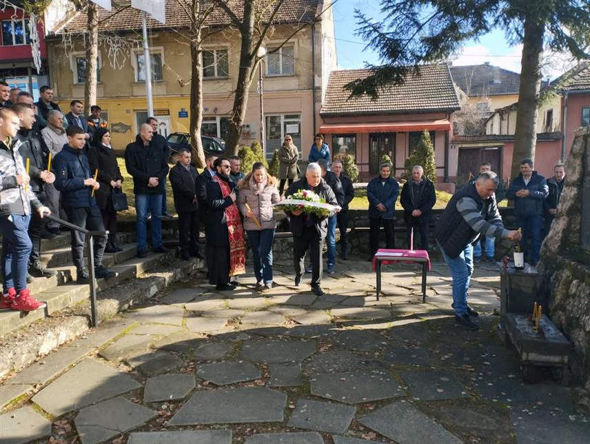 РУДО, 9. ЈАНУАРА /СРНА/ - Република Српска се мора бранити и вољети и треба да буде изнад сваке политике, рекао је начелник општине Рудо Драгољуб Богдановић.