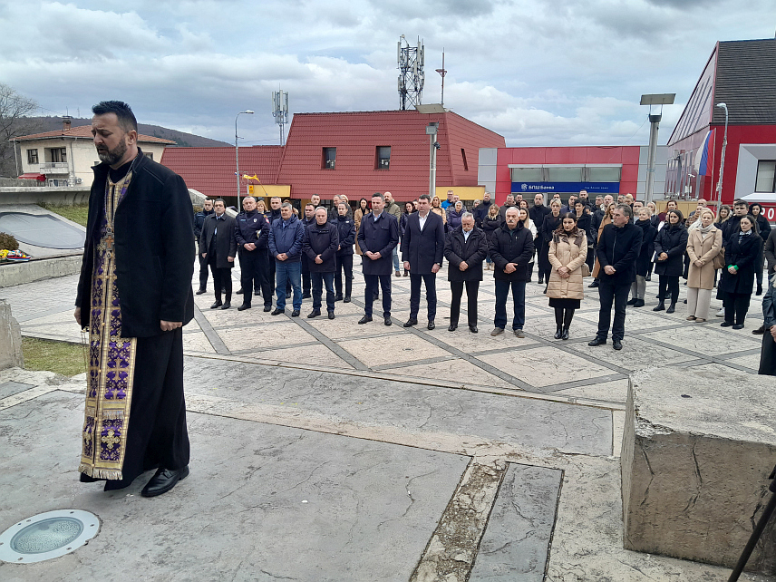 МРКОЊИЋ ГРАД, 9. ЈАНУАРА /СРНА/ - У Мркоњић Граду данас је поводом 9. јануара, Дана Републике Српске, одата почаст за 283 погинула српска борца у Одбрамбено-отаџбинском рату са подручја те општине.