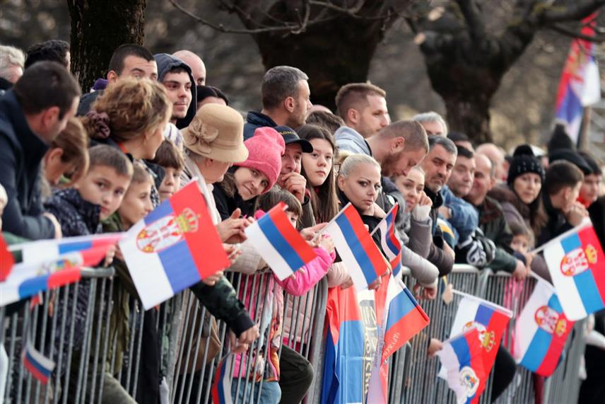 БАЊАЛУКА, 9. ЈАНУАРА /СРНА/ -Бројни грађани окупили су се на Тргу Крајине у Бањалуци пред почетак свечаног дефилеа поводом обиљежавања 9. јануара – Дана Републике Српске. /ФОТО: Борислав Здриња/