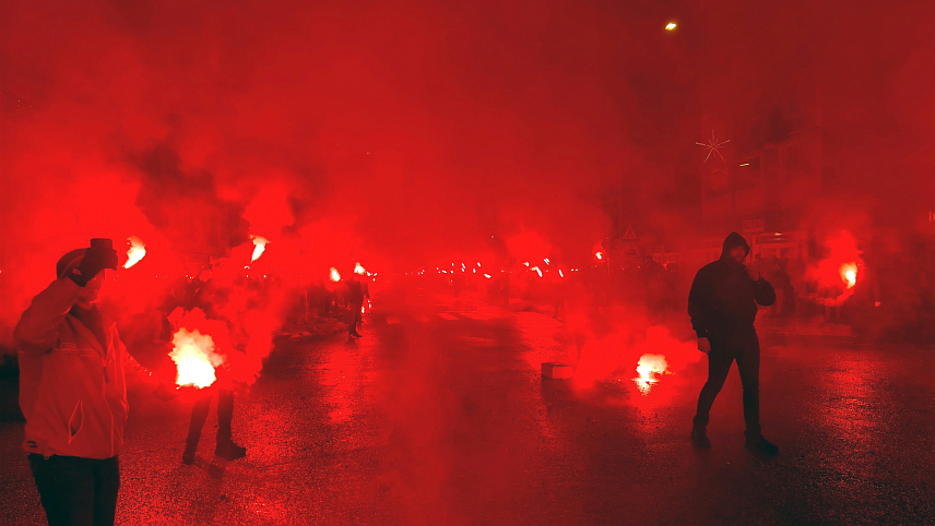 ДОБОЈ, 9. ЈАНУАРА /СРНА/ - Навијачка група "Војводе 1990" из Добоја вечерас је у центру града приредила бакљаду прослављајући 9. јануар - Дан Републике Српске.