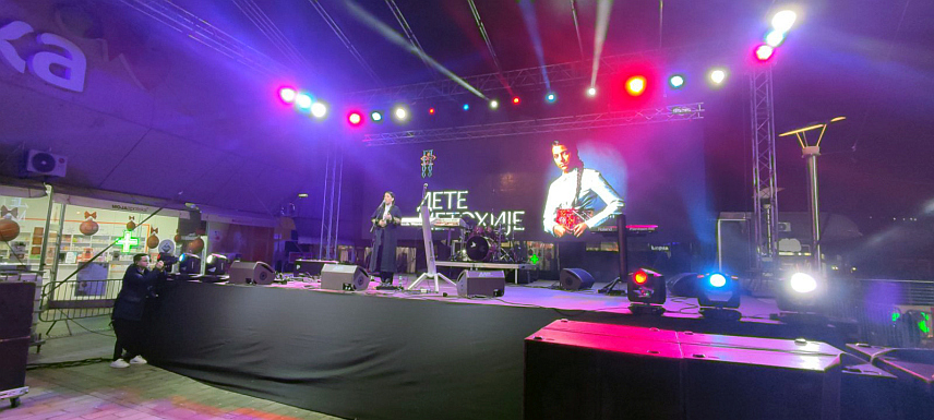 БАЊАЛУКА, 9. ЈАНУАРА /СРНА/ - На Тргу Крајине у Бањалуци, поводом Дана Републике Српске, 9. јануара, одржан је концерт регионалне звијезде Павлине Радовановић , којем су присуствовали и премијер Републике Српске Радован Вишковић, министри у Влади Републике Српске, народни посланици, представници републичких институција, као и бројни грађани.