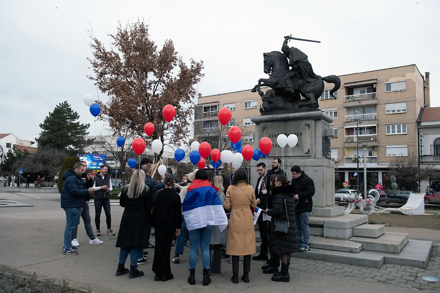 БИЈЕЉИНА, 9. ЈАНУАРА /СРНА/ - Млади социјалдемократи из Бијељине данас су, поводом Дана Републике Српске, 9. јануара, и 33. рођендана дијелили суграђанима заставе Српске и Србије, те пустили у ваздух 33 балона у бојама тробојке.