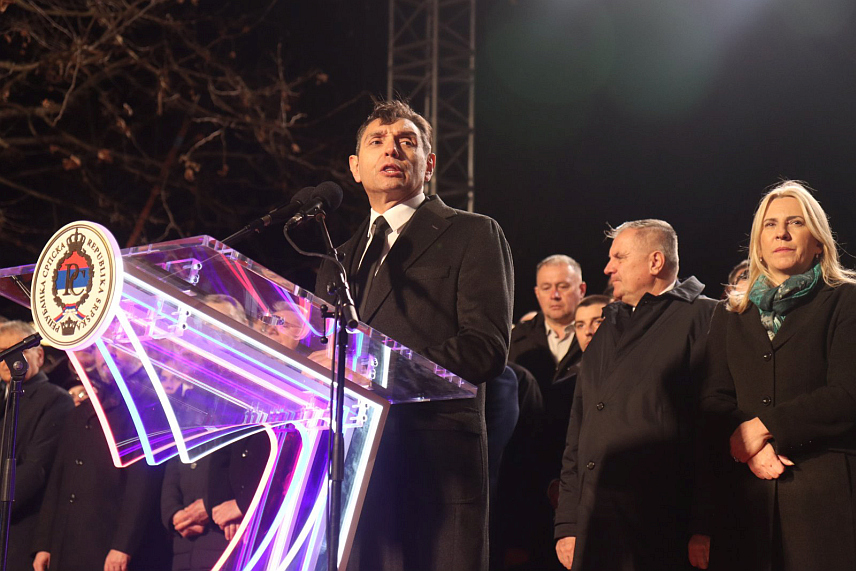 БАЊАЛУКА, 9. ЈАНУАРА /СРНА/ - Сенатор Републике Српске Александар Вулин у обраћању присутнима на свечаном дефилеу који је вечерас одржан у Бањалуци поводом Дана Републике Српске, 9. јануара. /фото - Борислав Здриња/	