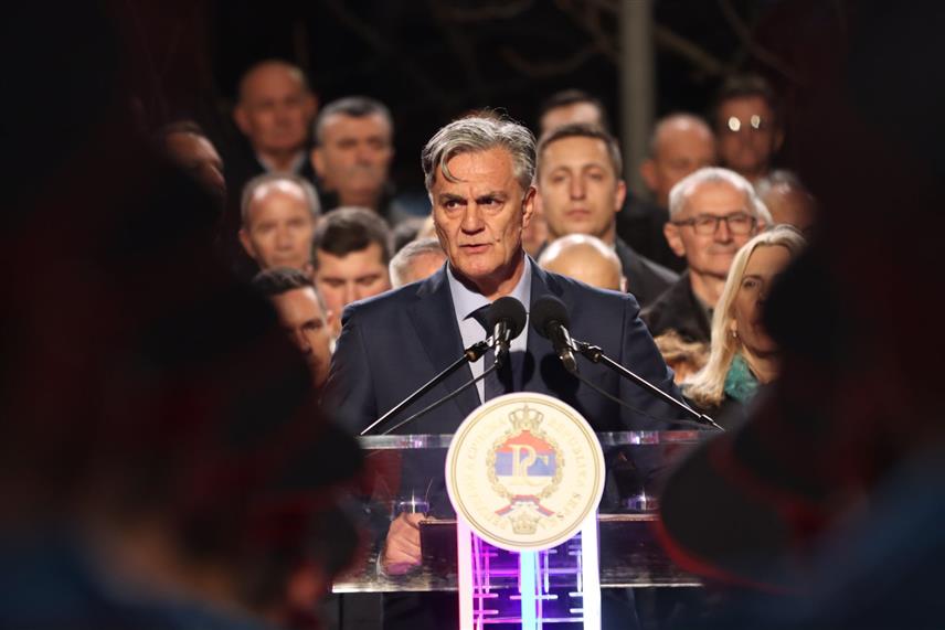 БАЊАЛУКА, 9. ЈАНУАРА /СРНА/ - Министар унутрашњих послова Републике Српске Синиша Каран у обраћању присутнима на свечаном дефилеу који је вечерас одржан у Бањалуци поводом Дана Републике Српске, 9. јануара. /фото - Борислав Здриња/	