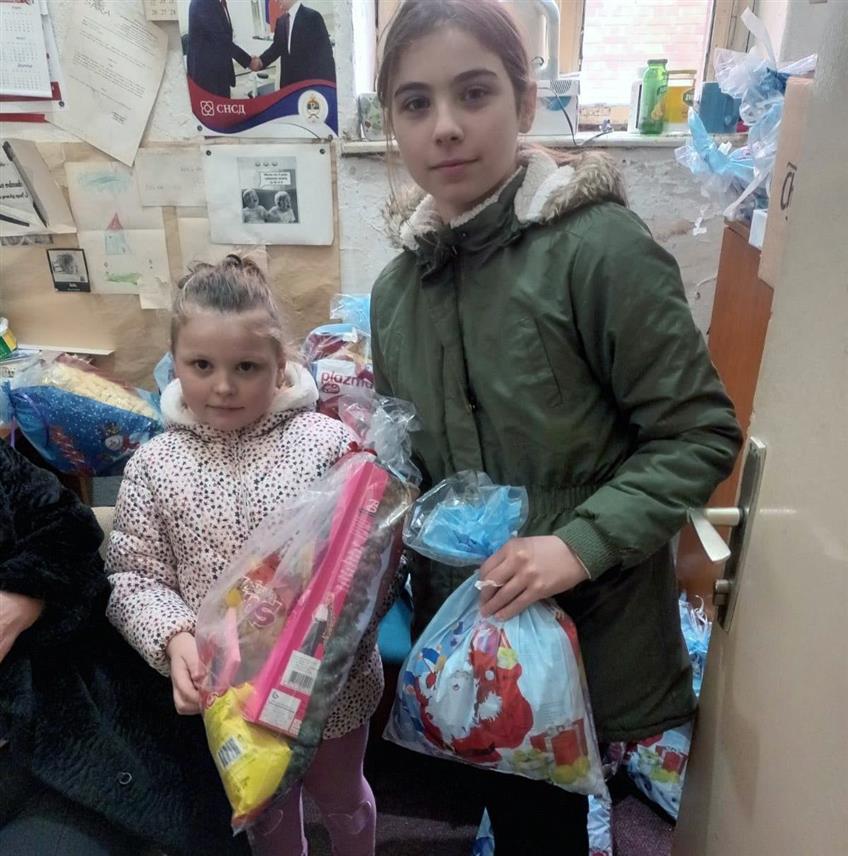 НОВИ ГРАД, 9. ЈАНУАРА /СРНА/ - Удружење породица са четворо и више дјеце "Сара" из Новог Града обезбиједило је 90 пакетића за чланове старости до седам година.	