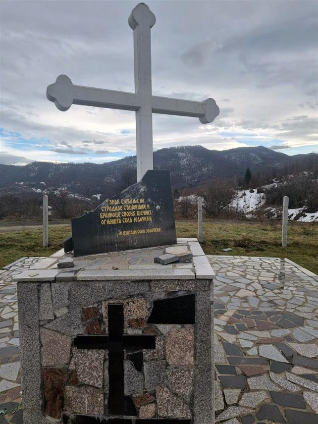 КЛАДАЊ 9. ЈАНУАРА /СРНА/ - Спомен-плоча подигнута у знак сјећања на 24 српска борца и цивила у Јелачићима код Кладња које су Муслимани убили, по пети пут је разбијена, речено је данас Срни из Завичајног удружење "Јелачићи".
