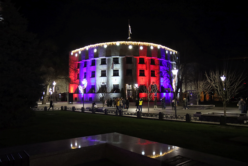 БАЊАЛУКА, 9. ЈАНУАРА /СРНА/ - Палата Републике и Културни центар Бански двор у Бањалуци вечерас су освијетљени у бојама заставе Републике Српске, поводом Дана Републике, 9. јануара. /фото - Борислав Здриња/	