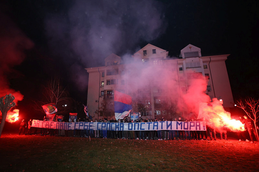 БИЈЕЉИНА, 9. ЈАНУАРА /СРНА/ - Навијачи Фудбалског клуба "Радник" из Бијељине вечерас су у парку у насељу Букреш, у близини градског стадиона, приредили ватромет и бакљаду поводом обиљежавања Дана Републике Српске.	