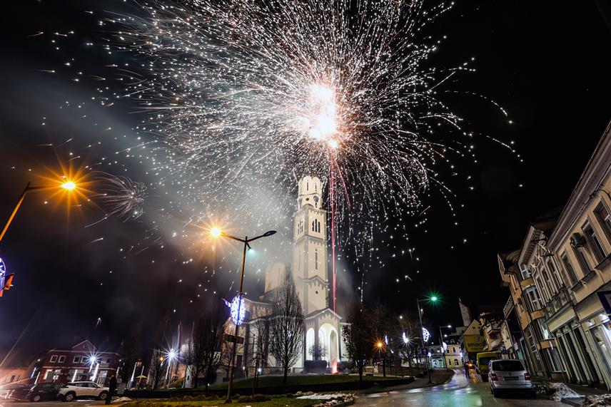 ДЕРВЕНТА, 9. ЈАНУАРА /СРНА/ - Величанствен ватромет обасјао је вечерас Дервенћане поводом Дана Републике Српске, 9. јануара.