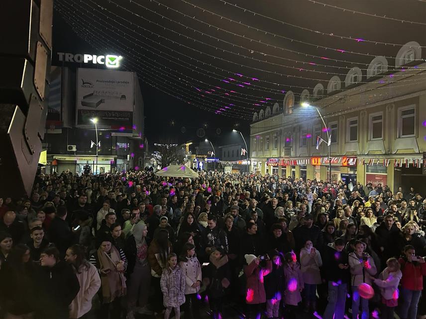 КОЗАРСКА ДУБИЦА, 9. ЈАНУАРА /СРНА/ - Козарска Дубица прославила је 33. рођендан Републике Српске на Градском тргу спектакуларним ватрометом и концертом естрадног извођача Банета Мојићевића.	