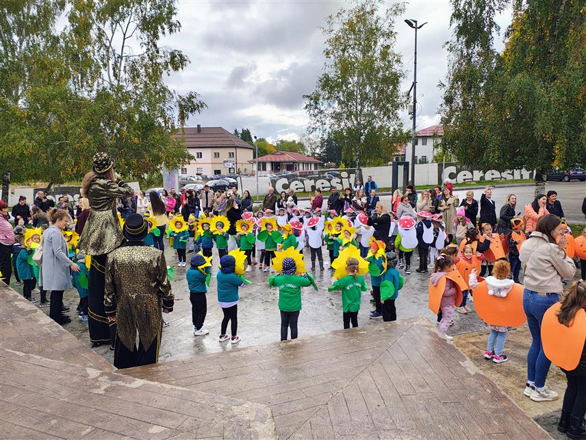 СОКОЛАЦ, 10. ОКТОБРА /СРНА/ - Традиционалним јесењим маскенбалом на платоу испред зграде општине Соколац малишани из Установе за предшколско васпитање и образовање обиљежили су данас завршетак Недјеље дјетета.