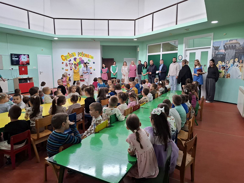 ВИШЕГРАД, 10. ОКТОБРА /СРНА/ - Начелник општине Вишеград Младен Ђуревић посјетио је данас дјечији вртић "Невен", поводом обиљежавања Недјеље дјетета, те уручио поклоне дјеци и посјетио недавно реконструисане просторије ове установе.