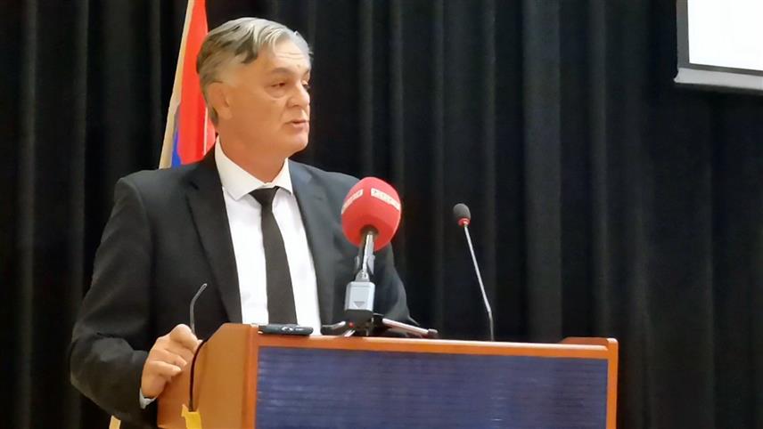 ТЕСЛИЋ, 10. ОКТОБРА /СРНА/ - Професор уставног права Синиша Каран истакао је данас да Република Српска води одсудну стручну, политичку и националну борбу за очување међународно верификоване аутономије и упозорио да се под плаштом демократизације покушава успоставити оквир за уставне промјене у БиХ чији би крајњи резултат била унитарна БиХ.